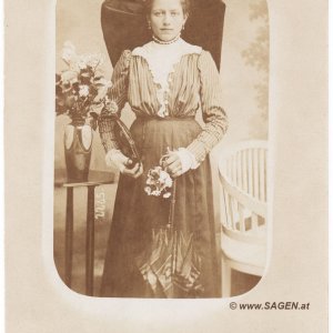 Junge Frau mit Tracht und Kopftuch Oberösterreich