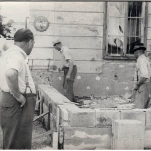 Maurer auf Baustelle 1950er Jahre