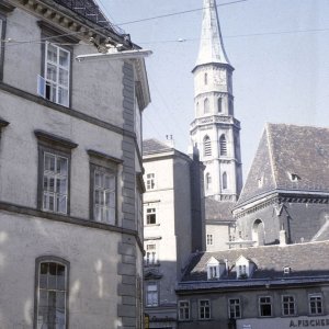 Blick durch die Stallburggasse zum Turm der Michaelerkirche