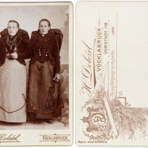 Zwei Schwestern in Tracht, Vöcklabruck