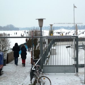 Alstervergnügen im Winter 2012. als die Menschen über die Alster spazierten