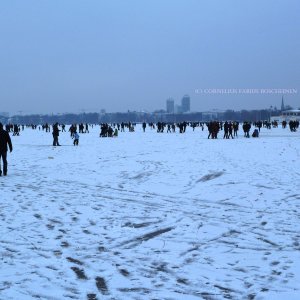 Alstervergnügen im Winter 2012. als die Menschen über die Alster spazierten