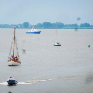 Viele kleine Boote geleiten die Peking, ein bewegender Anblick.