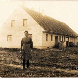 Allein vor dem Bauernhof