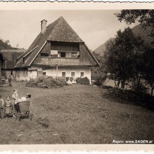 Kinder vor Bauernhaus