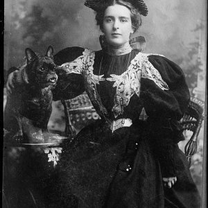 Damenportrait mit Französischer Bulldogge