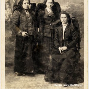 Drei Frauen mit oberösterreichischem Trachten-Kopftuch