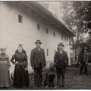 Porträt vor Bauernhof in Oberösterreich