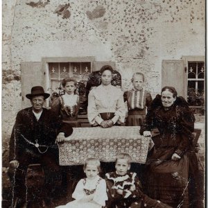 Familienporträt vor Landwirtschaft, Oberösterreich