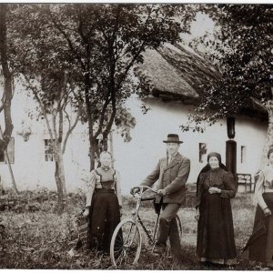 Porträt vor Bauernhaus in Oberösterreich, Fotograf J. Zehetner