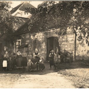 Bauernfamilie vor Bauernhof