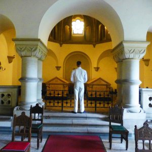 Im Bismarck-Mausoleum in Friedrichsruh. Überallem liegende Stille.