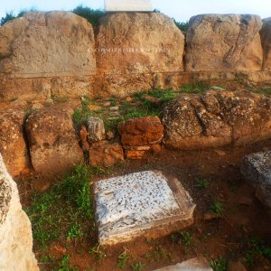 Reste der antiken Stadtbefestigung am Kap Sounion.