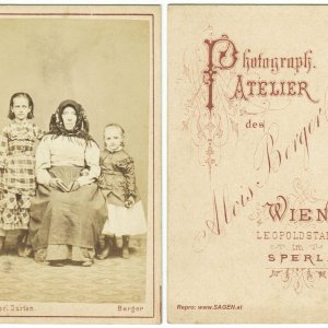 Porträt Mutter mit Kindern im Sperlgarten, Atelier Alois Berger, Wien