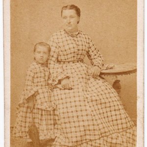 CdV Porträt Mutter und Tochter mit selbem Kleidstoff