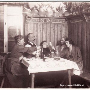 kleine Runde im Gasthaus, 1930er Jahre