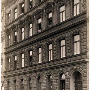 Porträt vor Stadthaus mit Briefträger