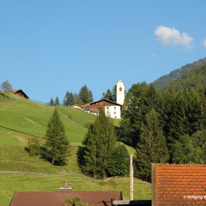 Blick von Mühlen zur Burgruine Aufenstein