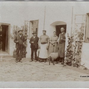 Porträt im Innenhof eines Bauernhauses