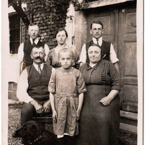 Bauernfamilie vor Hof, Oberösterreich