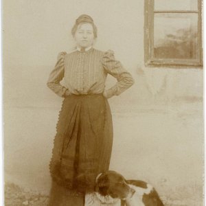 Porträt vor Fenster mit Hund