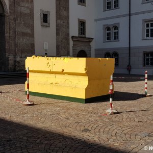 Der Schwamm vor der Jesuitenkirche