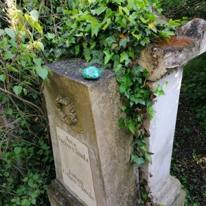 Bemalter Stein am Friedhof