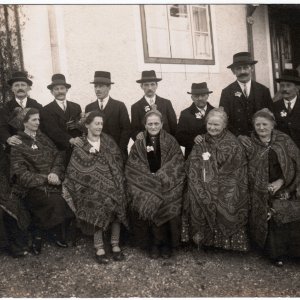 Porträt von Trachtenpaaren und Goldhauben in Oberösterreich