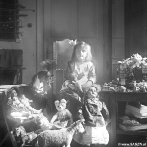 Historisches Kinderspielzimmer: Puppen, Schaukelpferde