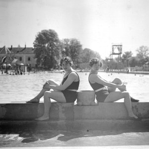 Im Thermalstrandbad Baden 1930