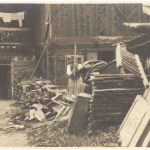 Holzspalten beim Bauernhaus