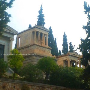 Der Weg zum Schliemann Mausoleum in Athen.