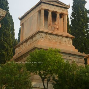 Der Weg zum Schliemann Mausoleum in Athen. Erster Athener Friedhof