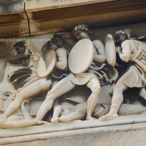 Das Schliemann Mausoleum in Athen. Schlachtszene im Fries.