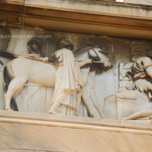Das Schliemann Mausoleum in Athen. Der Fries