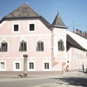 Perg, Stadtplatz mit Pranger