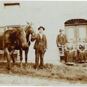 Stolze Bauernfamilie mit Pferden