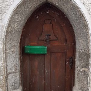 Glockenhof Eingangstüre mit Glockenmotiv