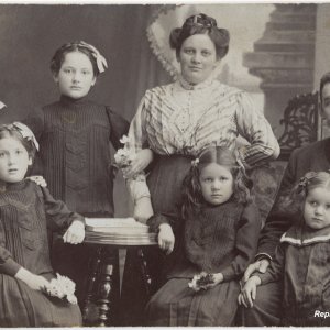 Familienporträt mit fünf Töchtern, Atelier Sess, Salzburg
