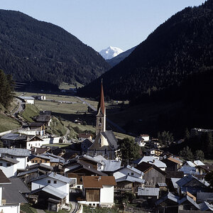 Nauders mit Kirche, Schloss Naudersberg und Ortler, 1980er