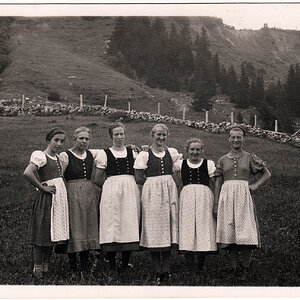 Damen in Tracht, Oberösterreich