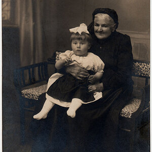 Porträt Oma mit ihrer Enkelin im Fotoatelier, Ebensee
