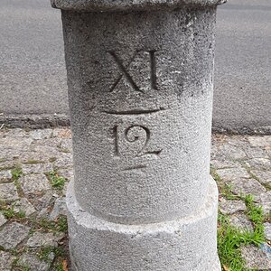 Postmeilenstein in Gmünd. 4. von 7 Begrenzungssteinen vor dem oberen Stadttor.