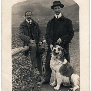 Zwei Herren mit Hund