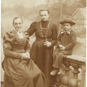 Mutter und Kinder in Tracht
