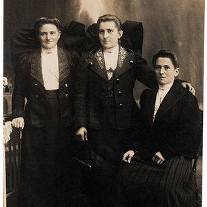 Drei Damen im Atelier, oberösterreichische Kopftuchtracht