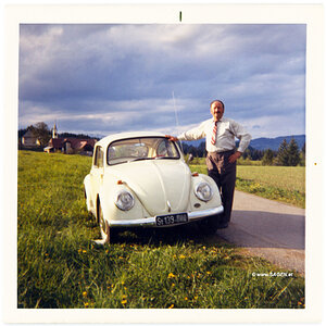 VW-Käfer mit stolzem Besitzer