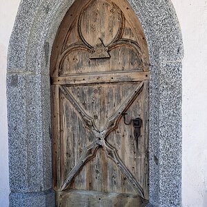 Tür der Kirche St. Anna in Graun am Reschenpass