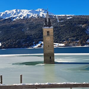 Kirchturm von Alt-Graun im Winter