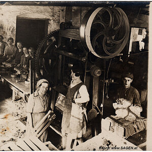 Arbeiterinnen in Dachziegelfabrik